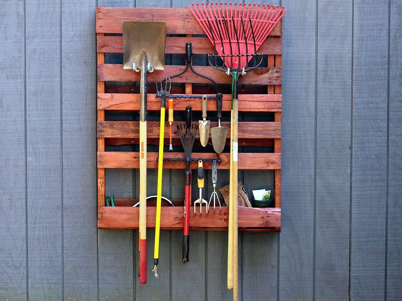 Diy Pallet Garden Tool Storage Store Lawn Tools With A Pallet!