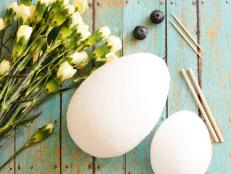 You will need: egg-shaped foam pieces (one large and one small) / flowers of your choice / wooden dowels / toothpicks and blueberries.