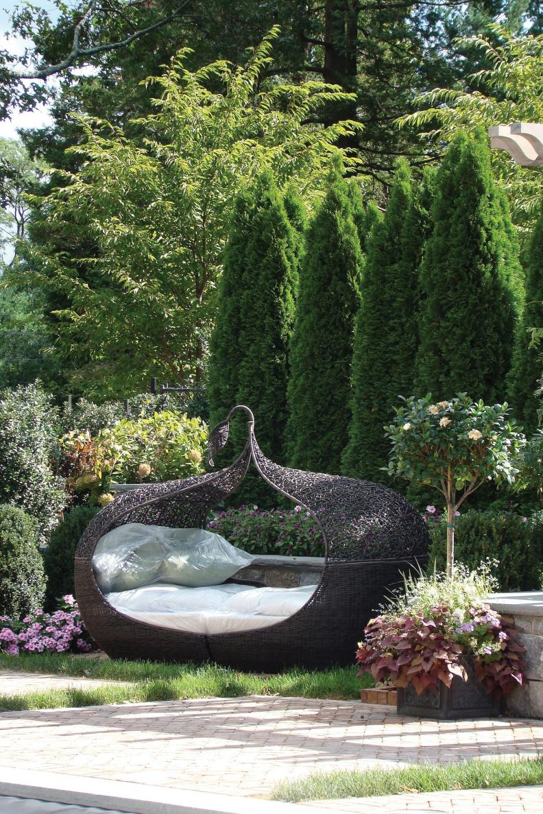 “This intimate corner called for a bench or something similar,” says the award-winning instructor at the New York Botanical Garden and Columbia University. “The property owner found this ‘pod’ and we put it in front of the evergreen arborvitae backdrop. Everyone loves sitting here—it’s instant relaxation.”