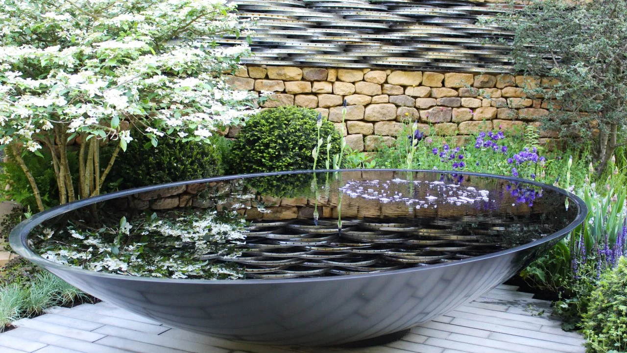 洋書 WATER FEAUTIRES FOR SMALL GARDENS Water Features for Small Spaces | HGTV