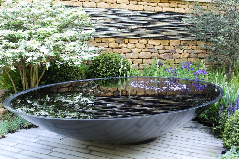 The Artisan Garden Tour de Yorkshire celebrates the rugged country lanes and urban sophistication of Yorkshire and boasts a water feature focal point made from Corian. The water has been dyed black to enhance the sense of depth and drama in the fountain.