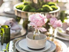 Designer James Hurley used light-pink ‘Sarah Bernhardt’ peonies at each place setting as well as in the centerpiece.&nbsp;