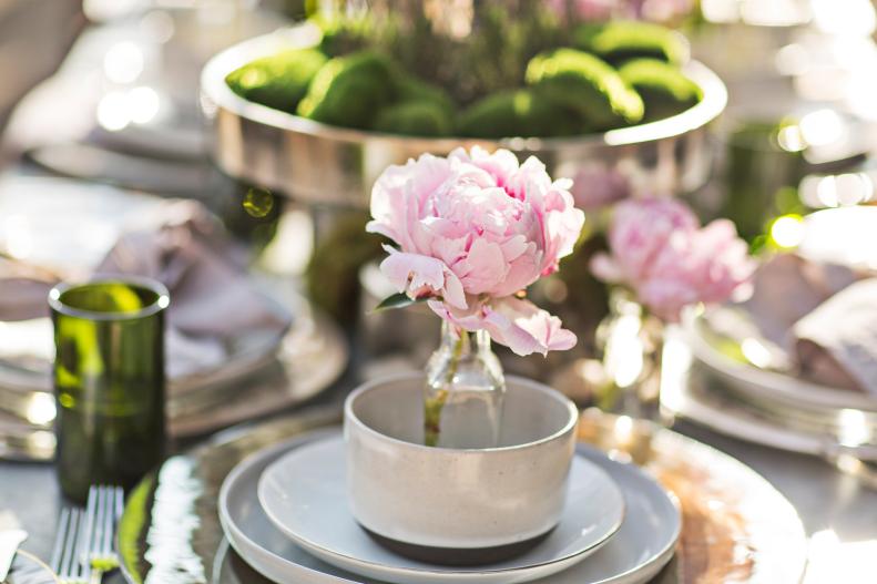 Designer James Hurley used light-pink ‘Sarah Bernhardt’ peonies at each place setting as well as in the centerpiece.&nbsp;