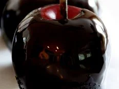 Learn how to make these frightfully delightful candy apples from scratch.