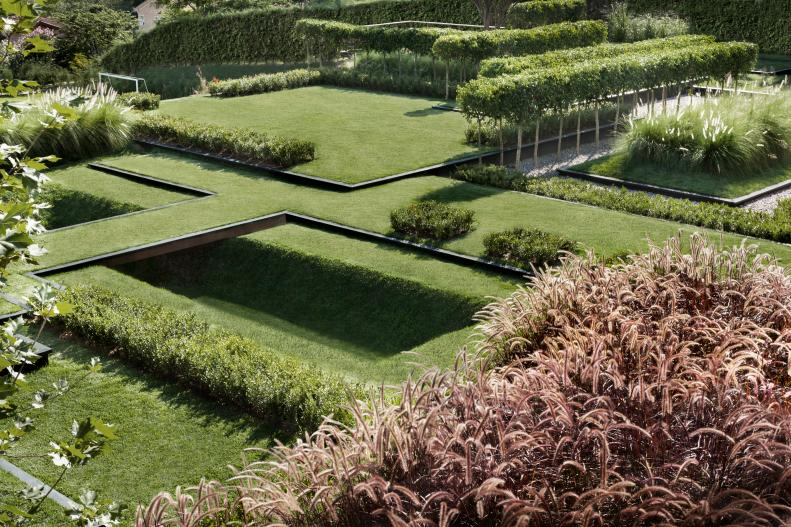 The&nbsp;terrain of a&nbsp;2014&nbsp;<a href="http://www.asla.org" target="_blank">American Society of Landscape Architects</a>&nbsp;award-winning garden in Brazil&nbsp;was shaped into plateaus framed by Corten steel retaining walls with embedded LED lighting. Designer&nbsp;<a href="http://www.alexhanazaki.com.br" target="_blank">Alex Hanazaki</a>&nbsp;created a&nbsp;contemporary approach to the landscape, which echoed the home's architecture. He also&nbsp;brought in topiary plants and Jabuticaba, a native fruit tree.