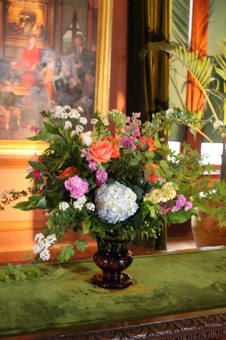 To create this arrangement using a variety of textures and colors, <a target="_blank" href="http://www.biltmore.com/">Biltmore Estate</a> master floral designer Simone Bush used the following flowers and foliage: 'Movie Star', &quot;Santana', 'Senorita' roses; stock; calla lilies; juniper; cedar; bridal wreath spirea; hosta; solomon seal; mature ivy and chocolate vine.