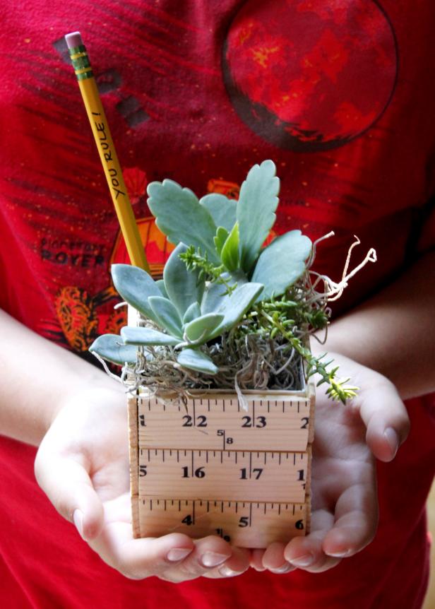 Let your teacher know they rule with this back to school planter for the classroom. This is a fun craft for the entire family.