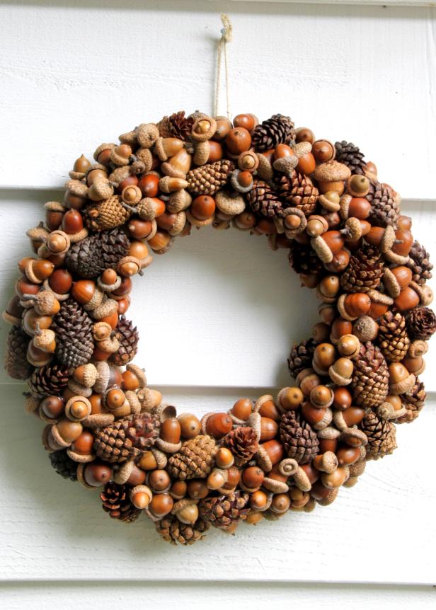 Acorn and Pinecone Wreath | HGTV