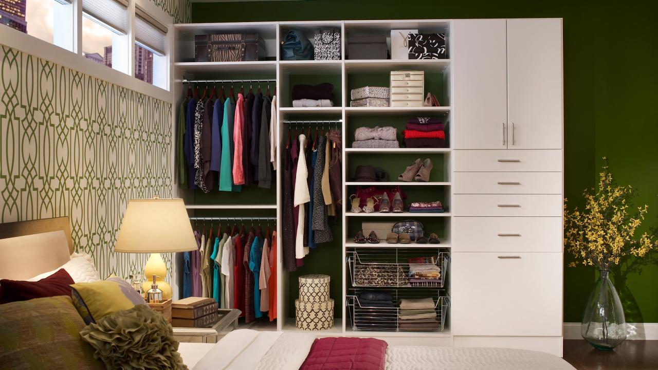 https://hgtvhome.sndimg.com/content/dam/images/hgrm/fullset/2011/11/29/0/CI-Closet-Maid_master-suite-white-loft_s4x3.jpg.rend.hgtvcom.1280.720.suffix/1405483712815.jpeg