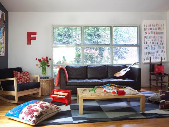 Contemporary Living Room With Windows, Geometric Rug & Gray Sofa