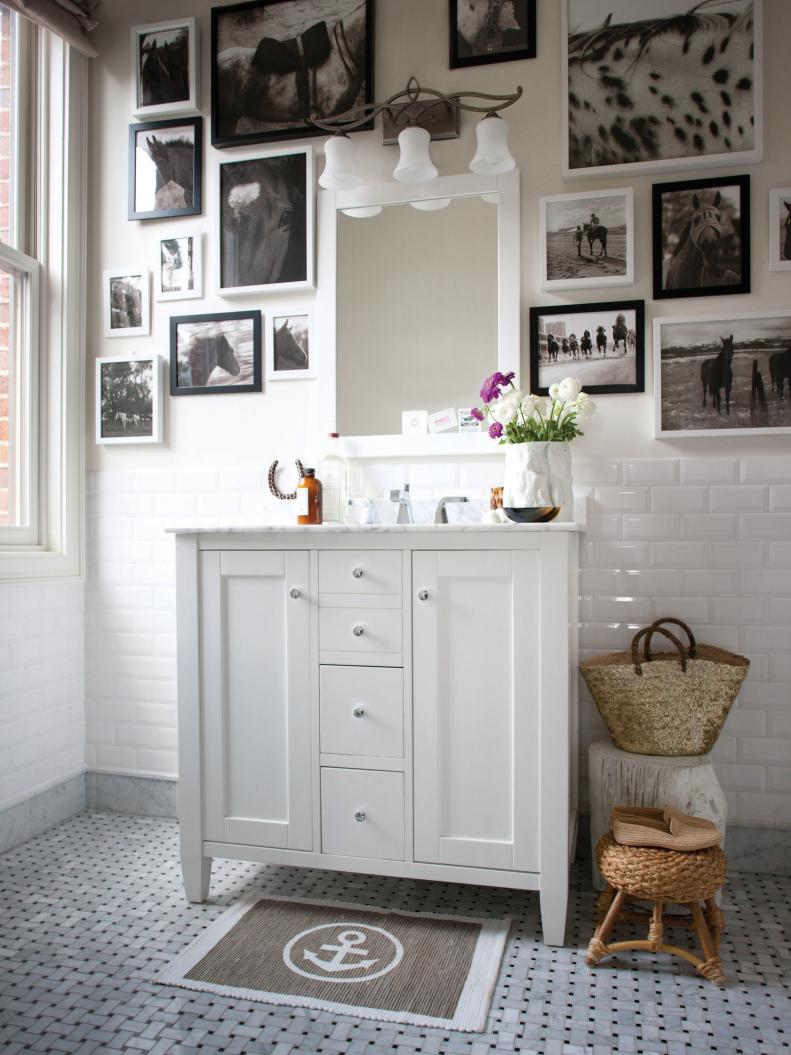 Classic Country Bathroom With Vanity 