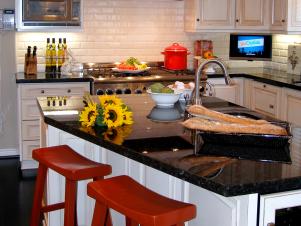 Traditional Kitchen has Touch of Modern Style