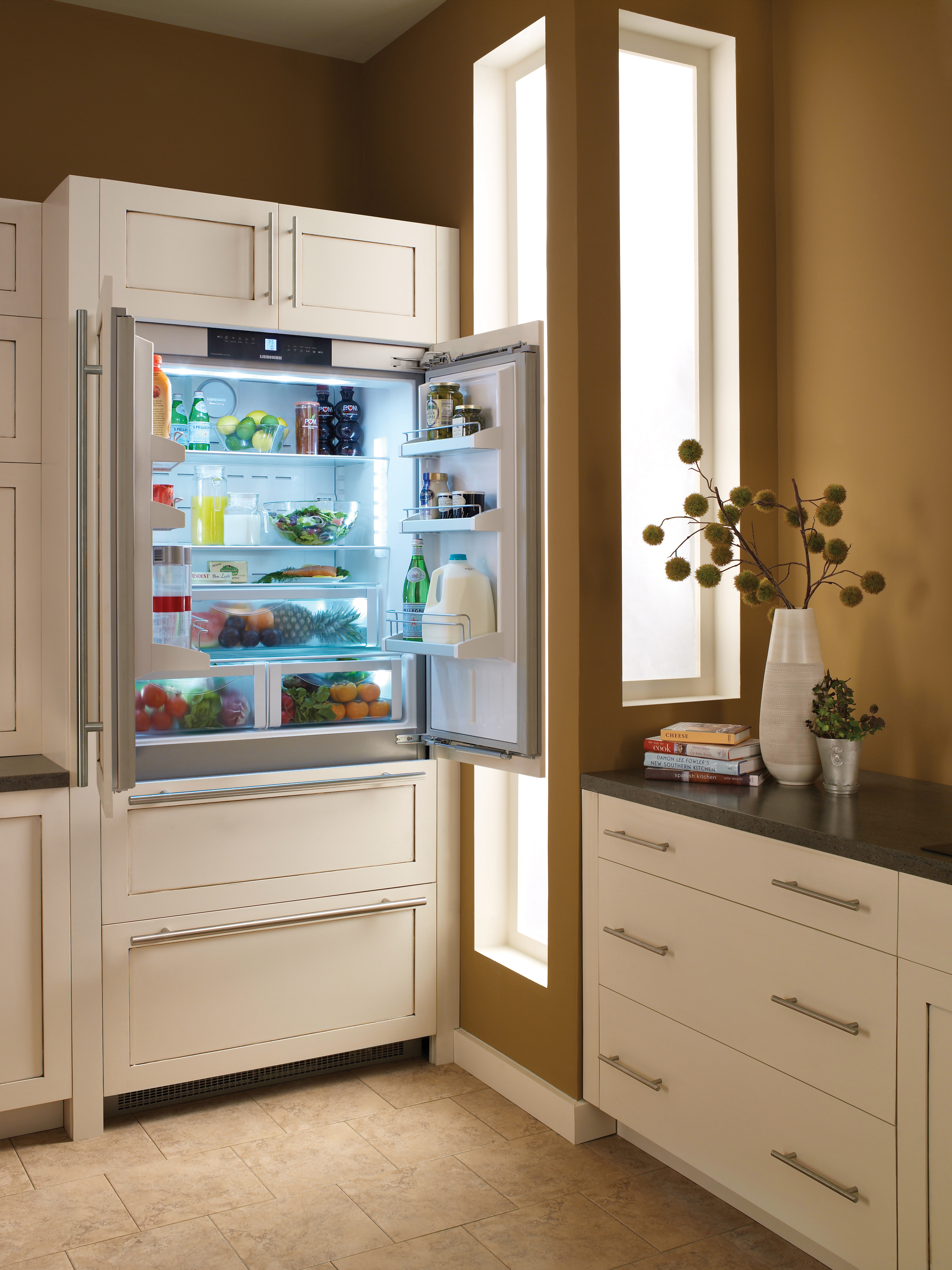 Какие встроенные холодильники лучше. Встроенный холодильник широкий Либхер. Liebherr холодильник двухдверный встраиваемый. Холодильник Liebherr French Door. Холодильник Meneghini la Cambusa.
