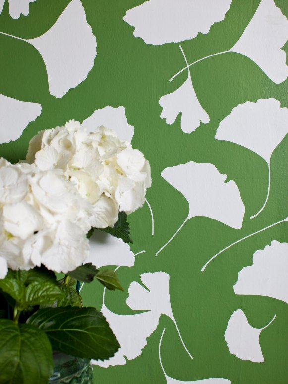 Green and White Ginkgo Leaf Pattern Wallpaper