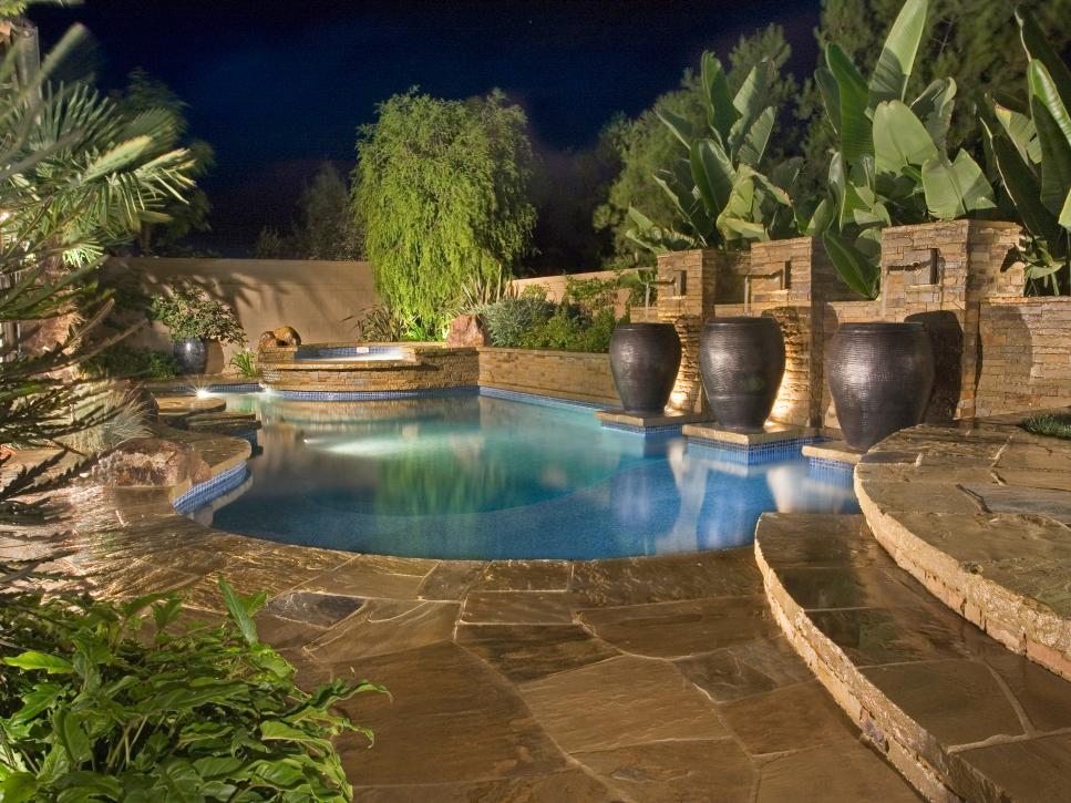 La piedra natural le da a las cubiertas de la piscina un hermoso aspecto natural.