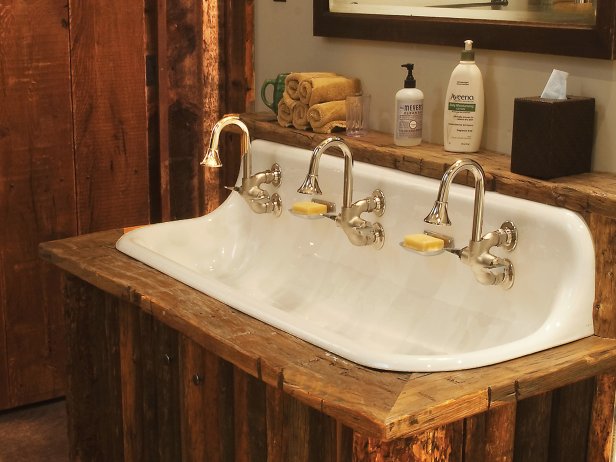 A three faucet sink made of cast iron accommodates guests in this Skyart Lodge.