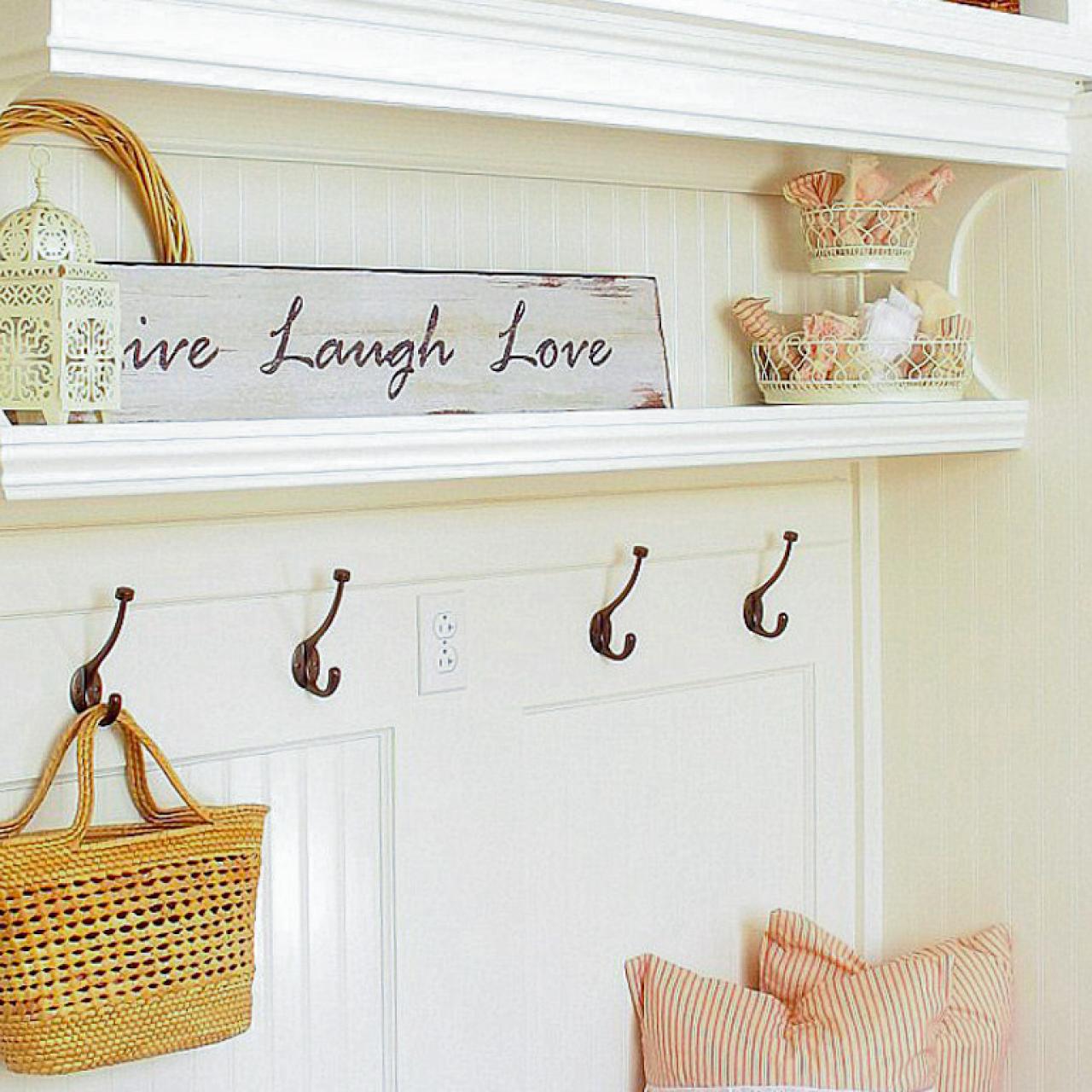 How to decorate your wall with straw hats, bags and baskets? - My