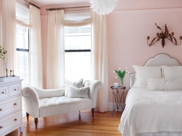 Farrow & Ballâ  s â  Pink Groundâ   was Crystalâ  s color of choice for her bedroom walls.