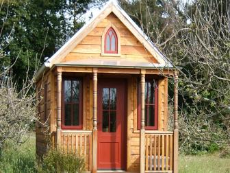 带红门和窗户的小木屋