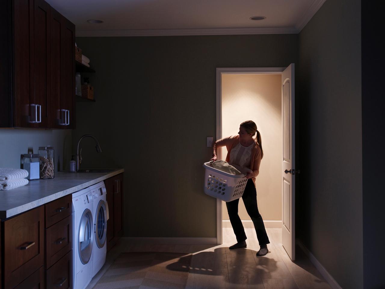 Дома выключился свет. Комната для фотосессии. Свет с датчиком движения в квартире. Человек на кухне ночью. Девушка выключает свет.