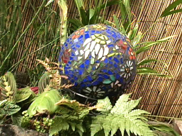 Evergreen Garden Mosaic Gazing Ball Poinsettia Pattern 10 Inches in Diameter