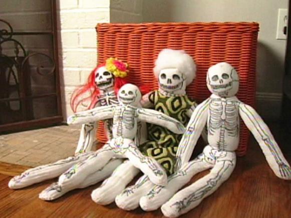 How to Make a Halloween Sock Skeleton 