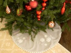 Easily create a no-sew felt tree skirt to add a creative touch to your Christmas decorations.