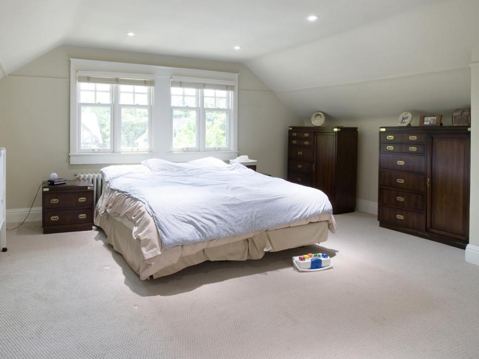 Bedroom with a plain ceiling