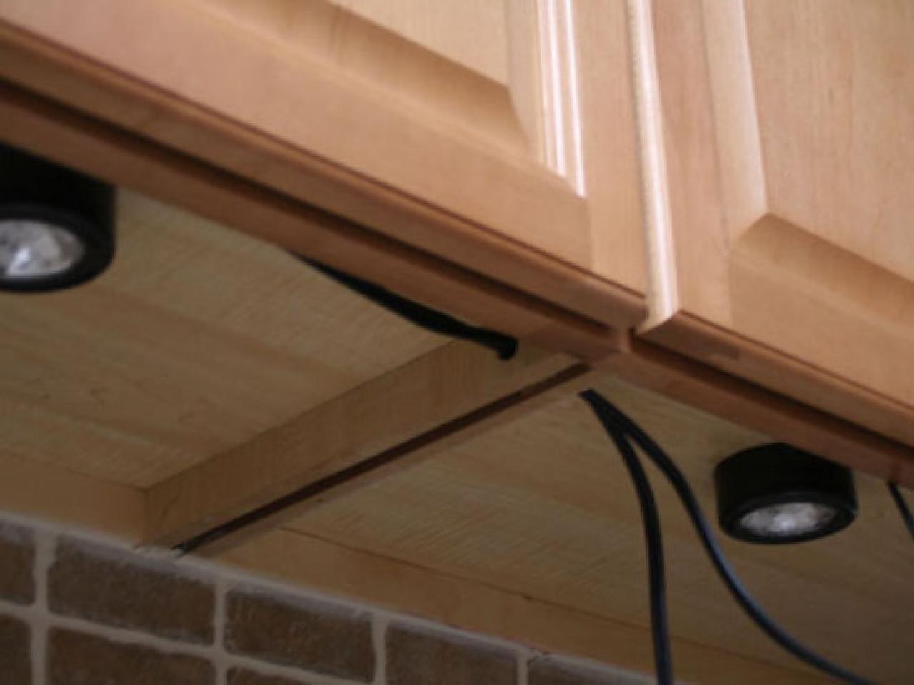 Скрыть провода от подсветки на кухонном