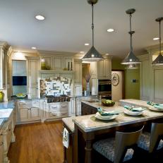 Traditional Neutral Eat-In Kitchen