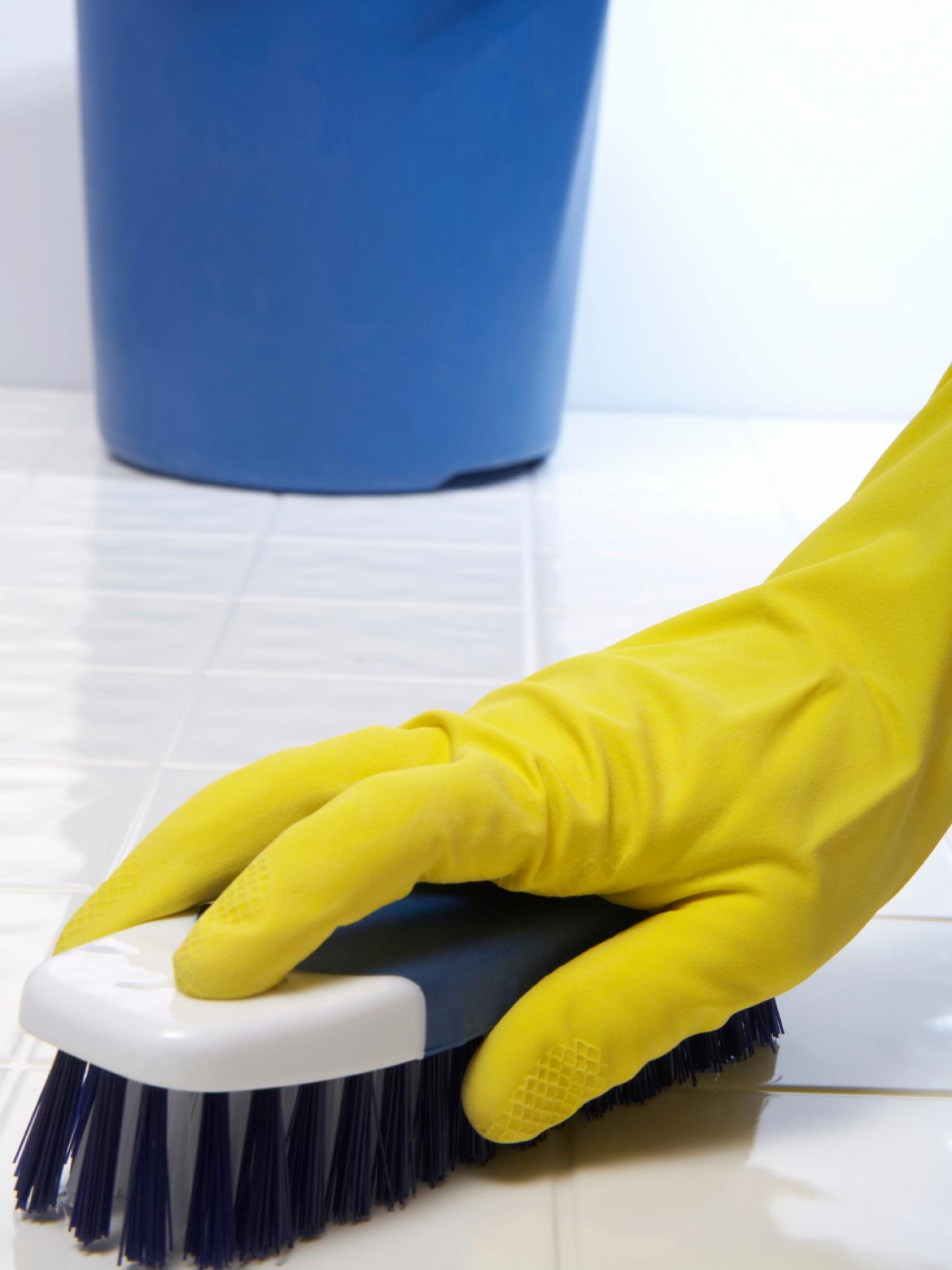 sponges to clean bathroom