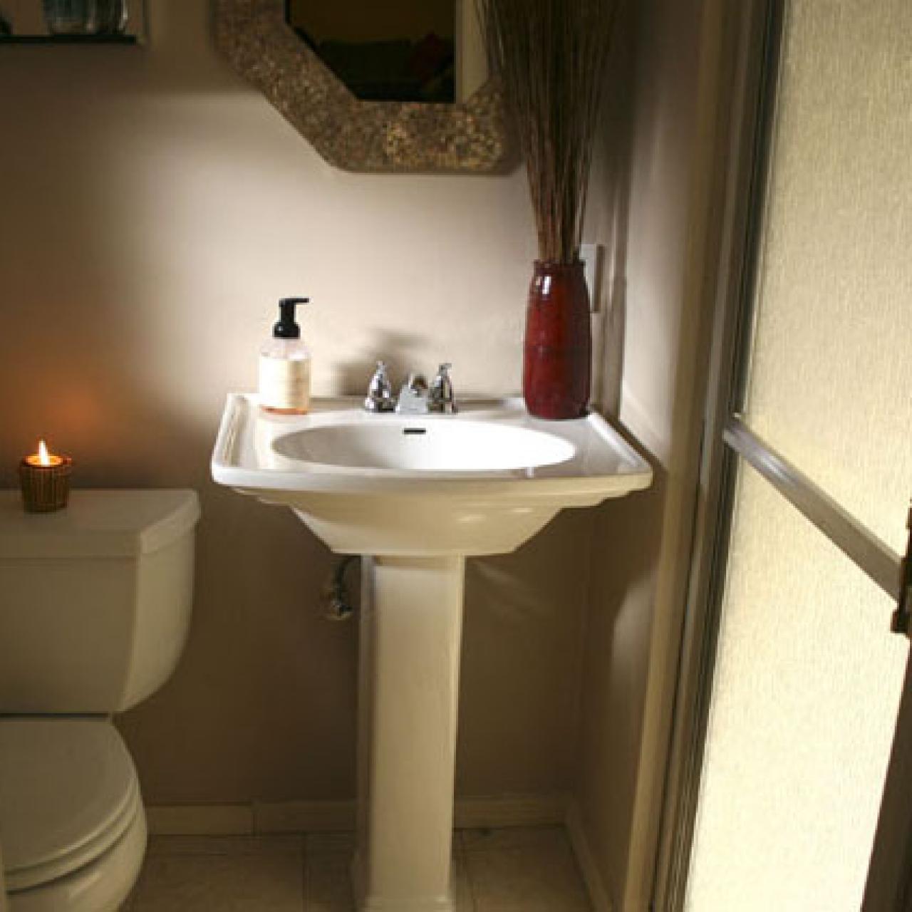 https://hgtvhome.sndimg.com/content/dam/images/hgtv/fullset/2008/6/11/1/hdswt409_1cb_Bathroom_after3.jpg.rend.hgtvcom.1280.1280.suffix/1400943955447.jpeg