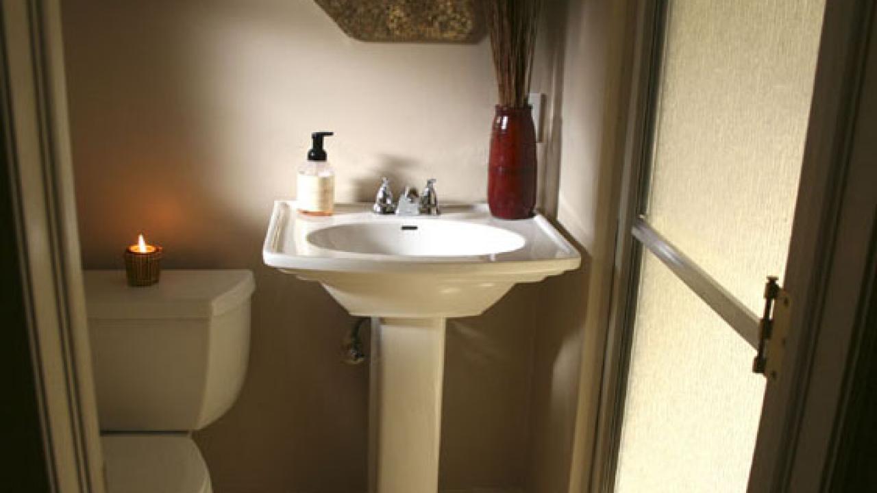 https://hgtvhome.sndimg.com/content/dam/images/hgtv/fullset/2008/6/11/1/hdswt409_1cb_Bathroom_after3.jpg.rend.hgtvcom.1280.720.suffix/1400943955447.jpeg