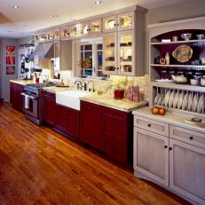 Craftsman Kitchen With Two-Toned Cabinets 