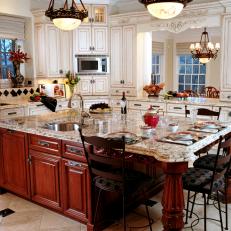 White Large Traditional Eat-In Kitchen