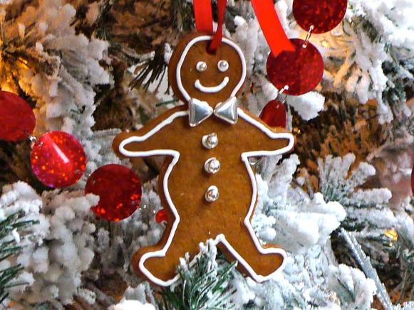 HSLCS-S09_gingerbread-man-on-tree_s4x3