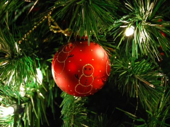 Get-Organized-Holidays_photo-tips-szymczak-ornament-tree_s4x3