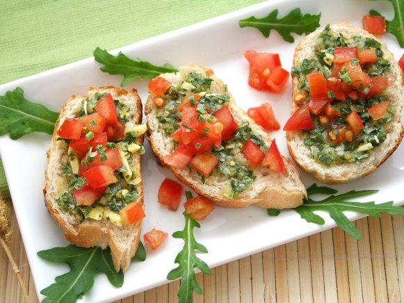 Pesto and tomato baguette appetizer