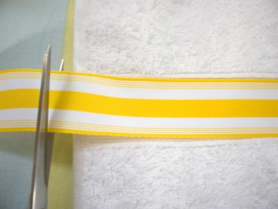 Tutorial: Ribbon embellished bath towel with hanging loop – Sewing