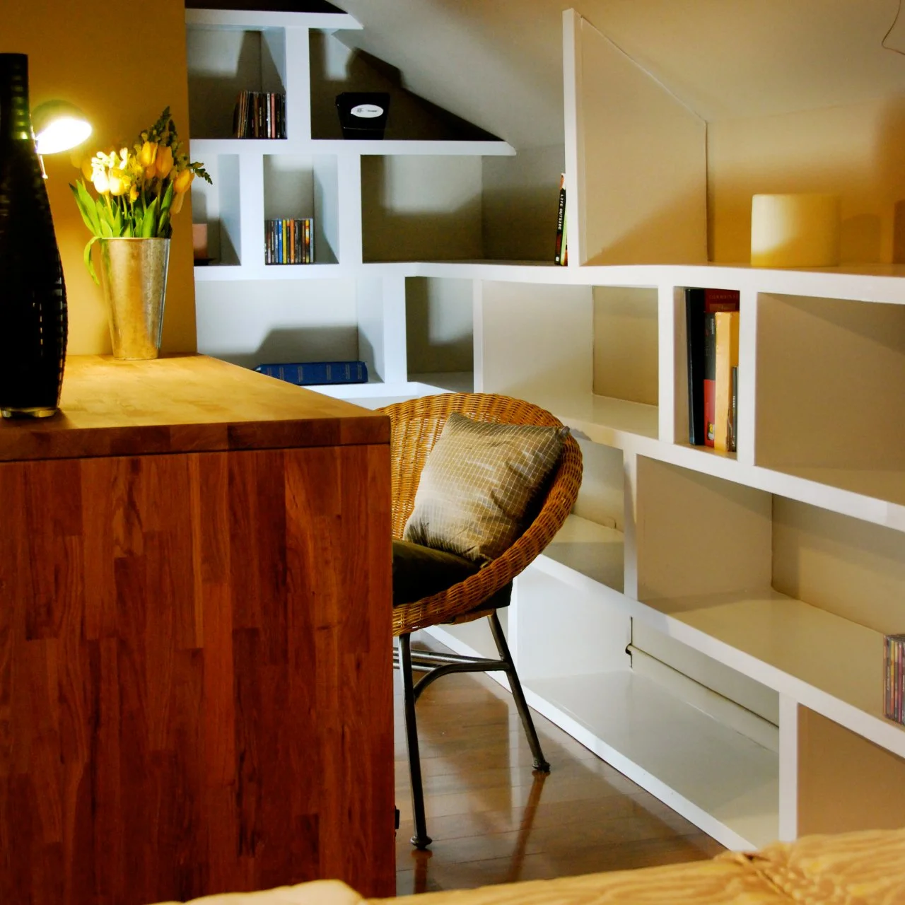 Small-Space Home Offices | HGTV, image size:1280x1280
