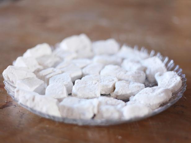 Gather the following ingredients and supplies to make this homemade marshmallow recipe: 1/4 cup cornstarch,1/3 cup confectioners' sugar, envelope unflavored gelatin, 1/3 cup water, 2/3 cup granulated sugar, 1/2 cup light corn syrup, pinch of salt, 1 tsp vanilla, electric mixer and hand sifter.