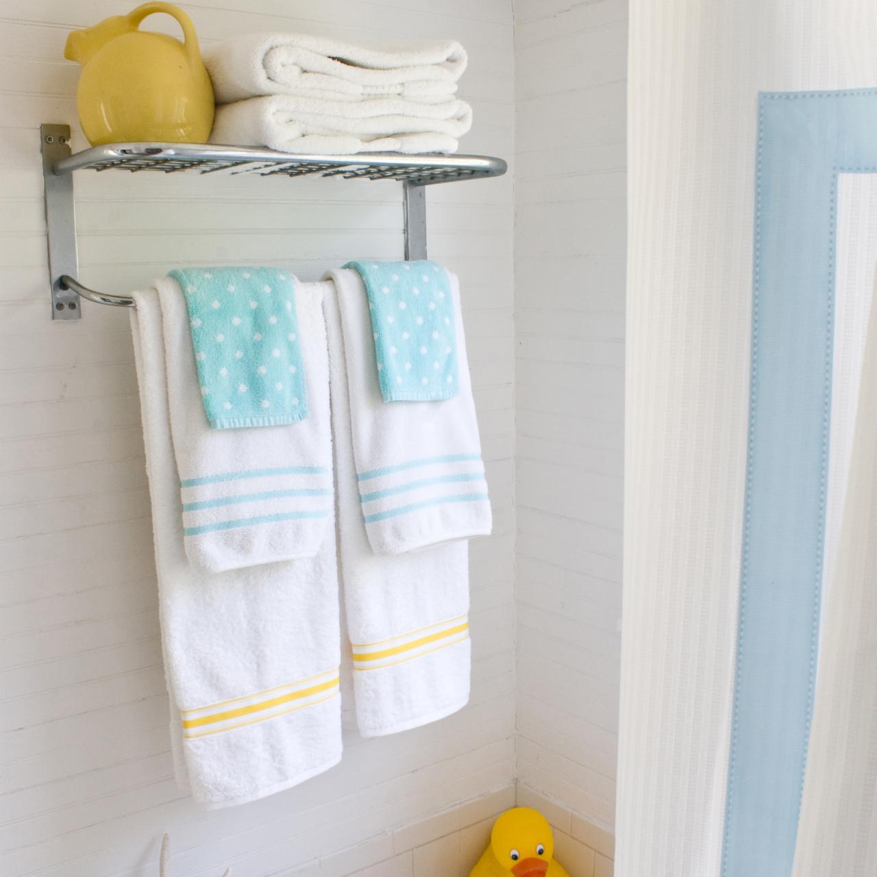 BATHROOM DECORATING IDEAS // Towel Folding Ideas for Bathroom