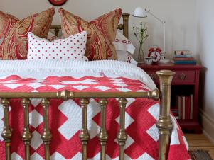 FLSRA302FL_red-cottage-bedroom_s3x4