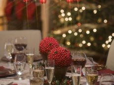 Holiday Tablescape Emits Aura of Subdued Class