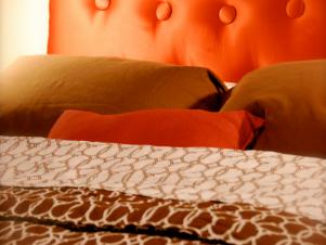 HDTS2510_red-headboard-brown-bedding_s3x4