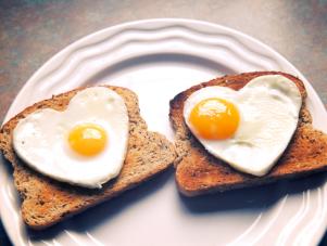 心形鸡蛋早餐
