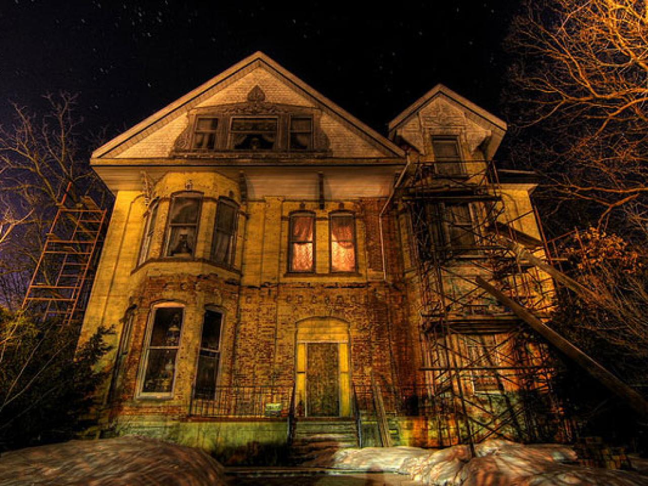 a pic of a haunted house