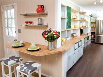 Small Wrap-Around Kitchen With Cool Accessories