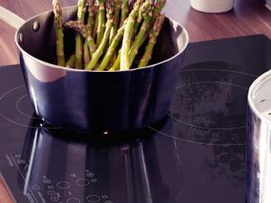 RX-IKEA_PE275201-CROP-asparagus-cooktop_s4x3