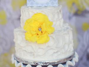 婚礼蛋糕与黄色花